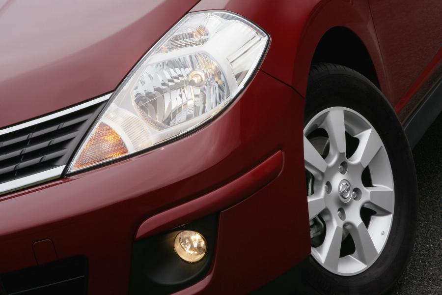  Nissan Tiida 2005 года  (фото 21 из 52)